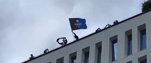 开云网页版-张康阳挥舞国际米兰旗帜：感谢父亲，感谢莫拉蒂